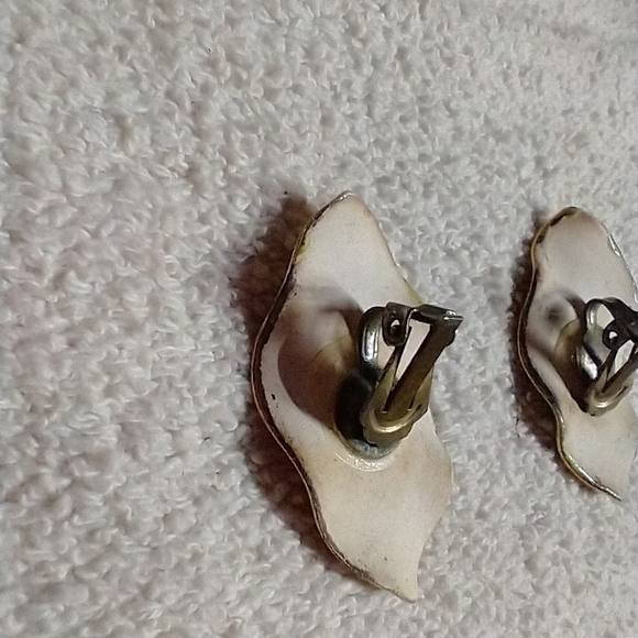 Goldtone green 💚 clip earrings - Picture 3 of 3